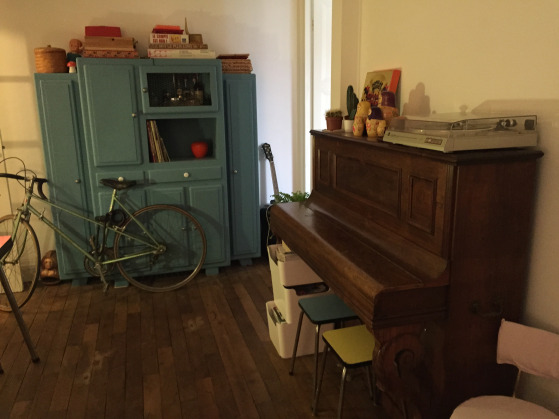 vintage_paris_airbnb_cosy_pastel_living_room